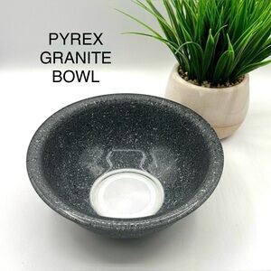 Pyrex #323 Granite Mixing Bowl with clear bottom. 1.5 liter.